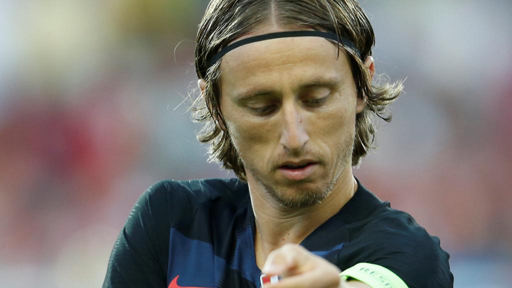 Modric se coloca el brazalete de capitán de Croacia