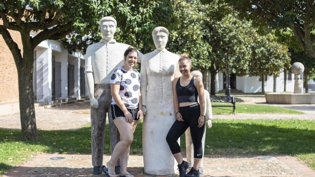 Varias vecinas de Alberche del Caudillo posan con el monumento a los primeros colonos.