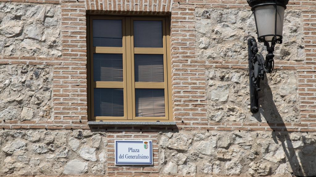 El ayuntamiento de Fuensalida está en la plaza del Generalísimo. El lugar tiene hasta 17 calles de nomenclatura franquista.