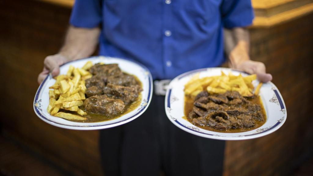Antonio posa con el rabo de toro a su izquierda y el canguro a su derecha.
