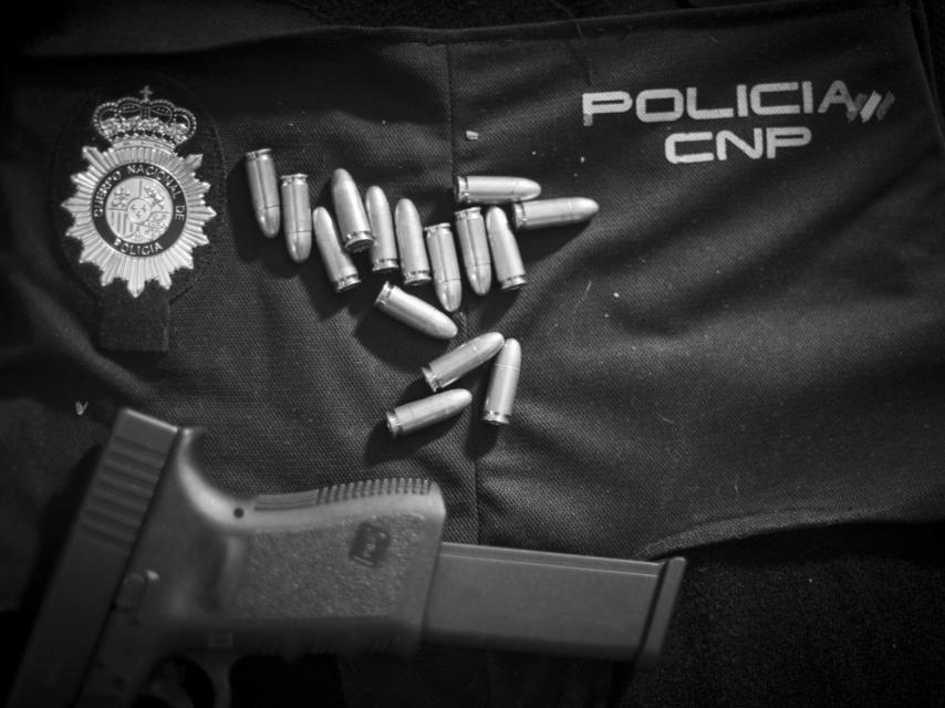 Las bandas de ladrones de narcotraficantes compran la indumentaria oficial de Policía y Guardia Civil a agentes corruptos para realizar los robos.