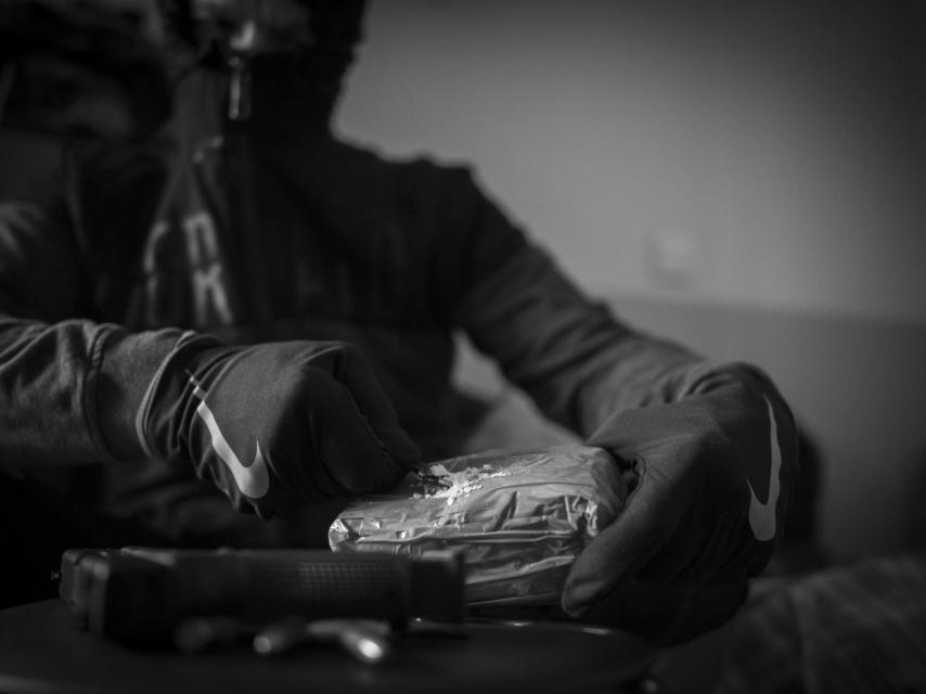 Nito, en el que instante en que abre el fardo con un kilo de cocaína.