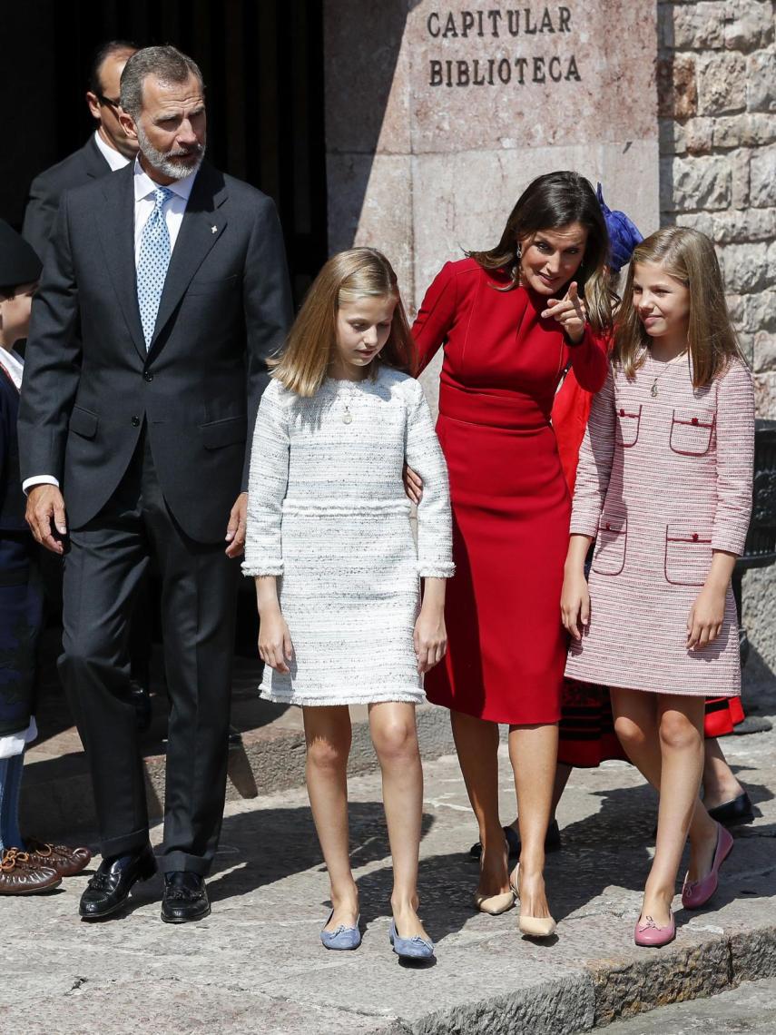 La reina Letizia se ha mostrado especialmente atenta de sus hijas.