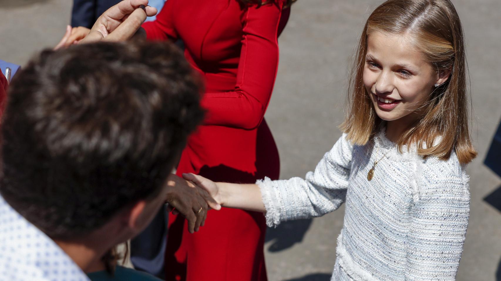 Leonor sonríe a los presentes que se han agolpado en las imediaciones para conocerla.