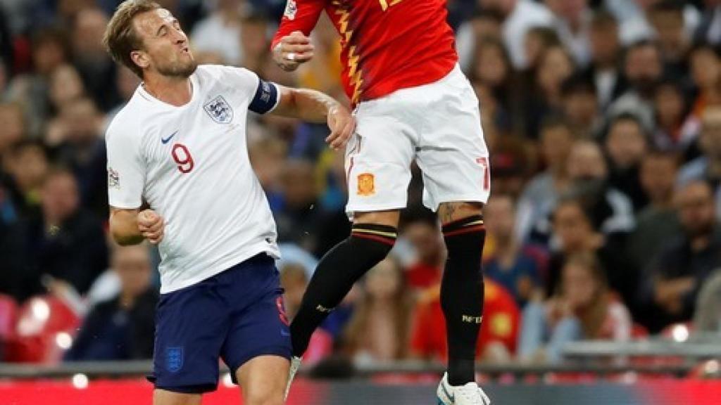 Sergio Ramos disputa un balón frente a Inglaterra
