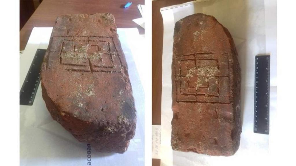 El tablero hallado en el castillo ruso.