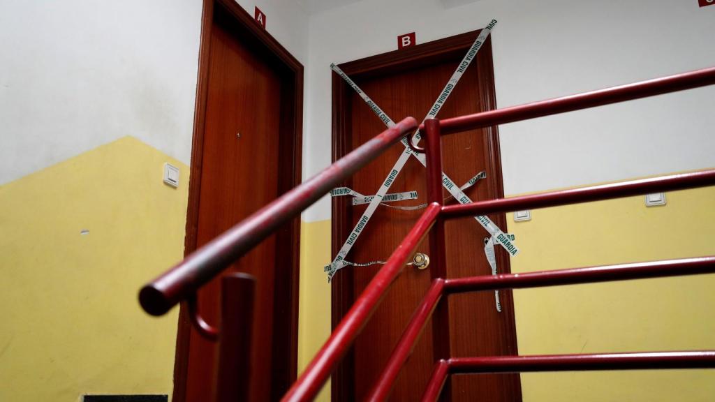 El portal de la casa en la que vivía Yésica y en la que fue asesinada.