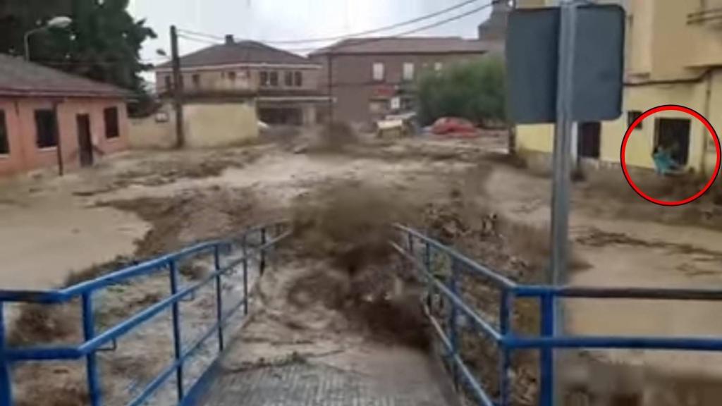 Una mujer resistió la riada aferrada a las verjas de una ventana en Cebolla.