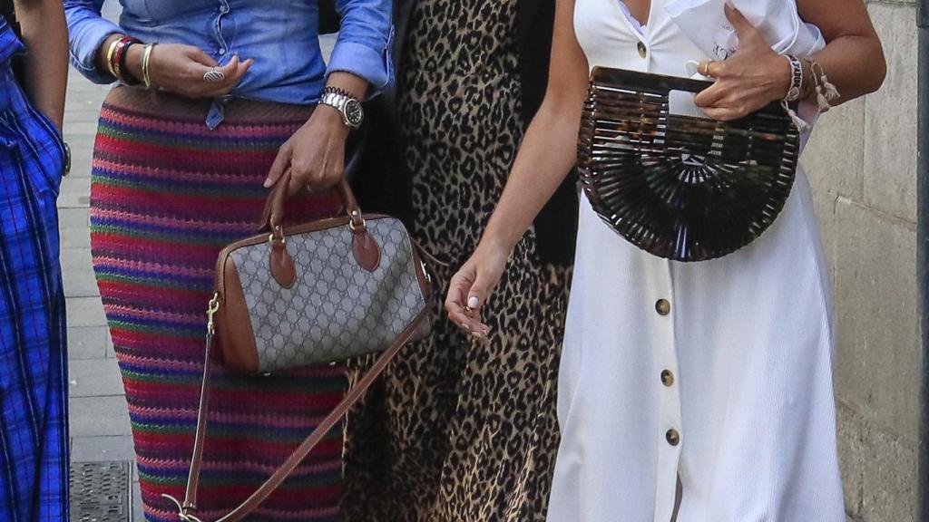 Paula Echevarría e Isabel Navarro, se miran y sonríen.