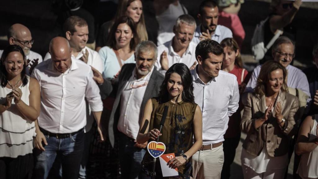Arrimadas y Rivera han alternado el catalán y el castellano en su discurso.