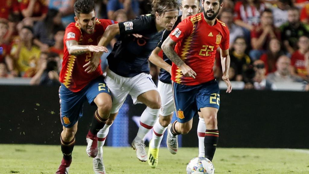 Modric pelea un balón con Ceballos y Asensio