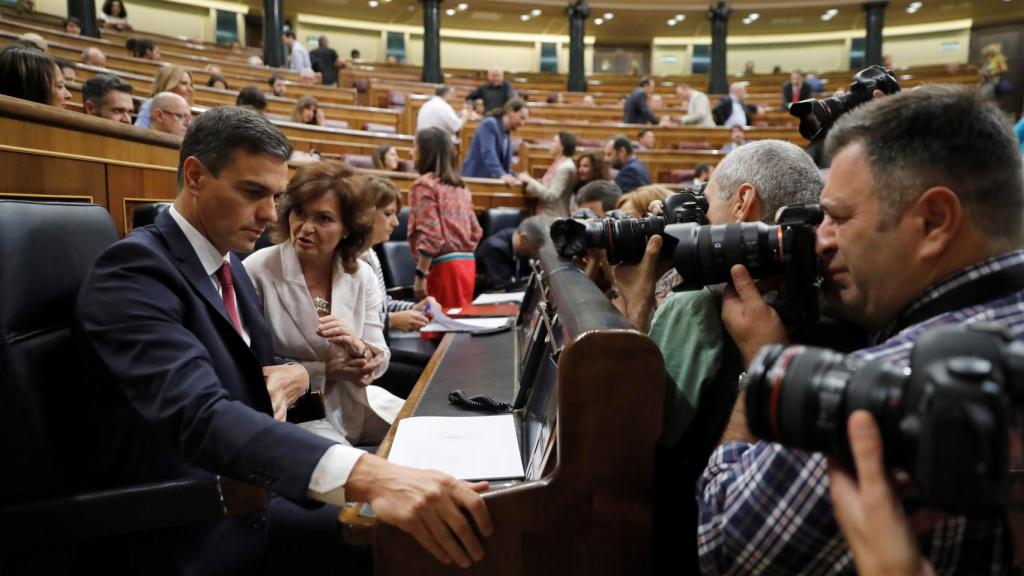 Pedro Sánchez y la vicepresidenta, Carmen Calvo, este miércoles en el Congreso.