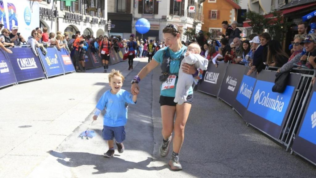 Sophie cruza la línea de meta con sus dos hijos.