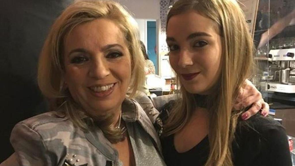 Carmen Rosa junto a su madre.