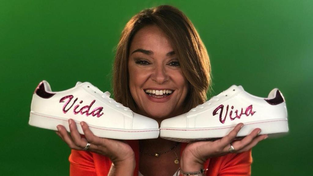 Toñi Moreno con sus nuevas zapatillas 'Viva la vida'.