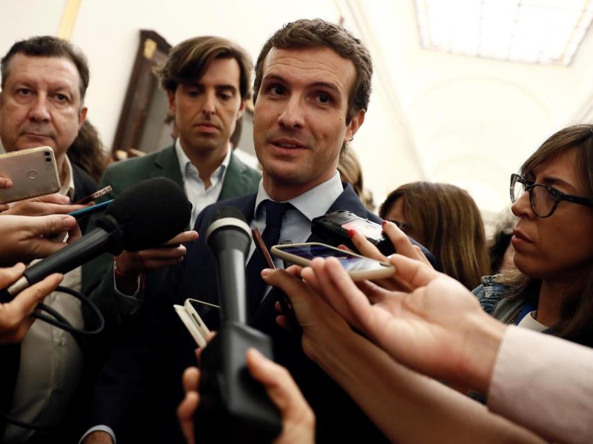 Pablo Casado, este jueves en los pasillos del Congreso./