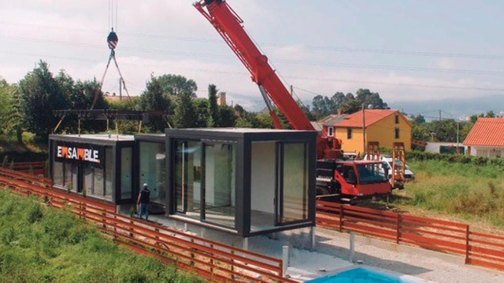 Montaje con grúa de un edificio fabricado con la solución constructiva de la startup gallega Emsamble.
