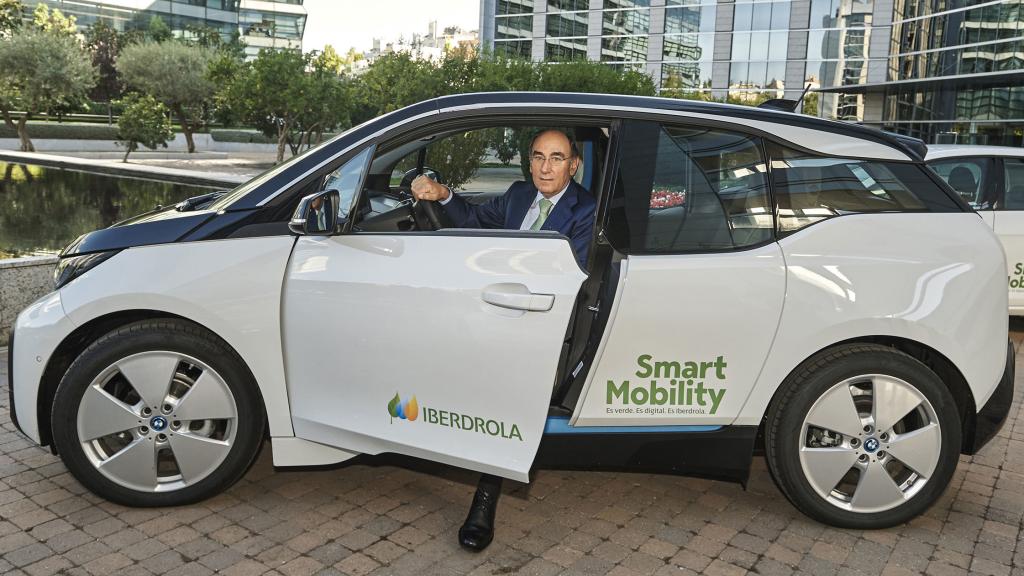 Ignacio Sánchez Galán, presidente de Iberdrola, en un coche eléctrico.