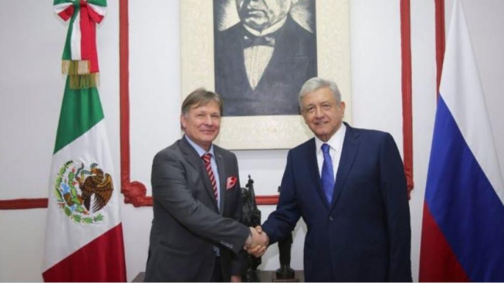 El presidente electo de México, Andrés Manuel López Obrador saluda al embajador ruso Viktor V. Koronelli.