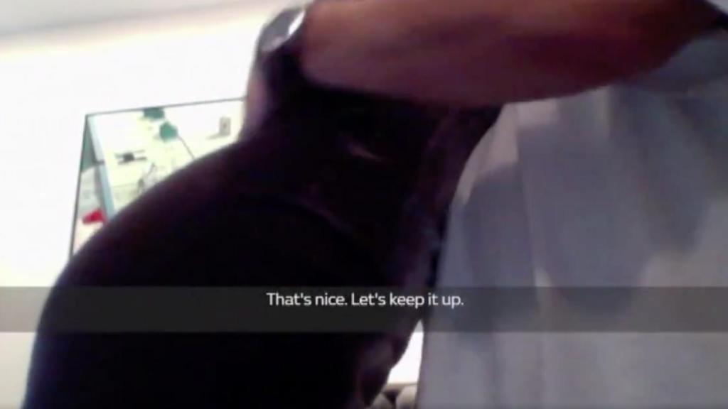 Momento en el que Weinstein rechaza la mano de Thomson para darle un abrazo.