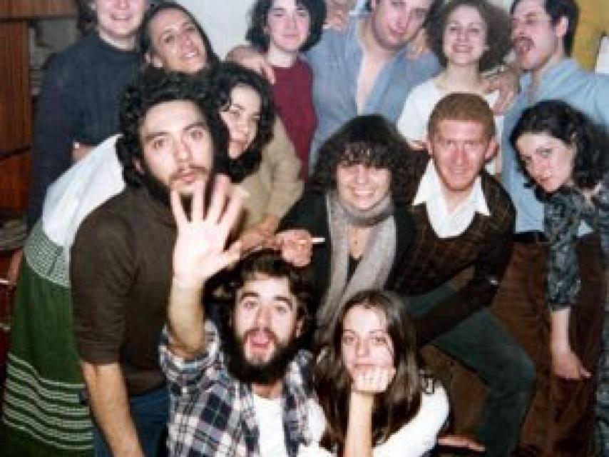 Yolanda González con compañeros de partido en una fiesta.