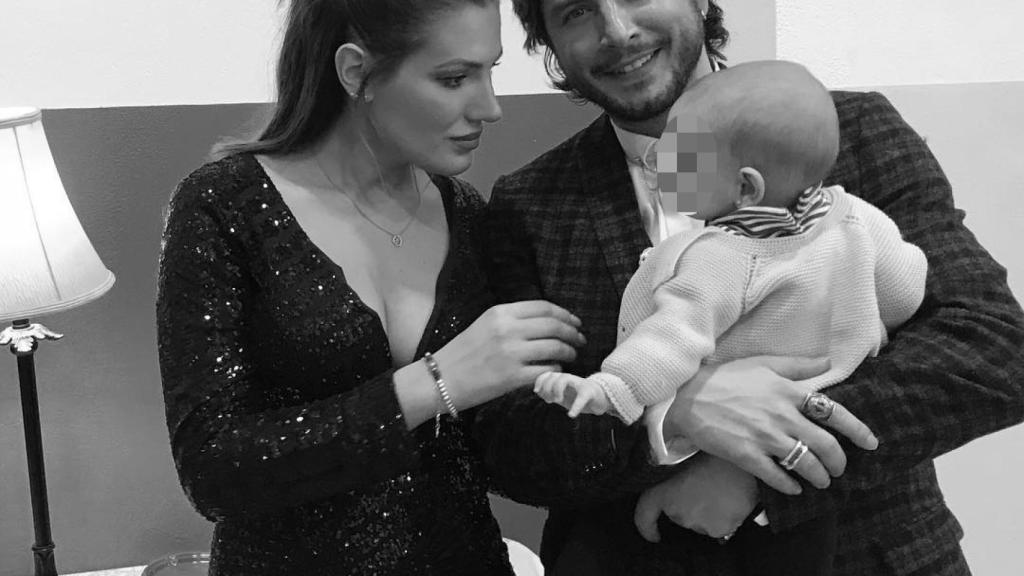 Almudena y Manuel junto a su pequeña Chloé.