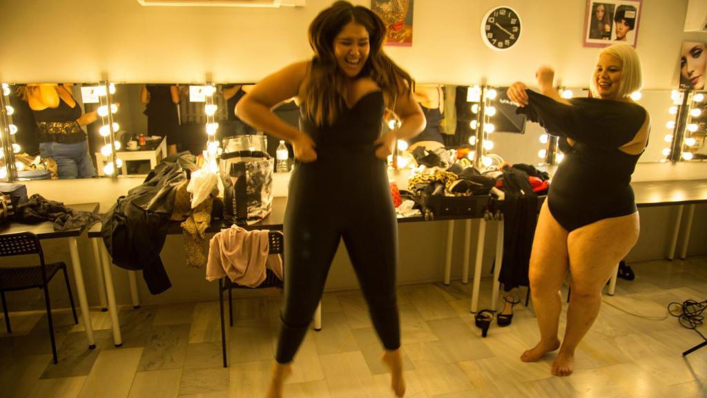 Lidia tratando de subirse el pantalón tras la sesión de estudio con EL ESPAÑOL.