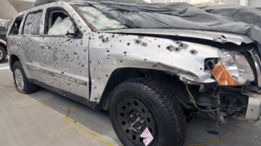 Un vehículo tras ser asaltado.