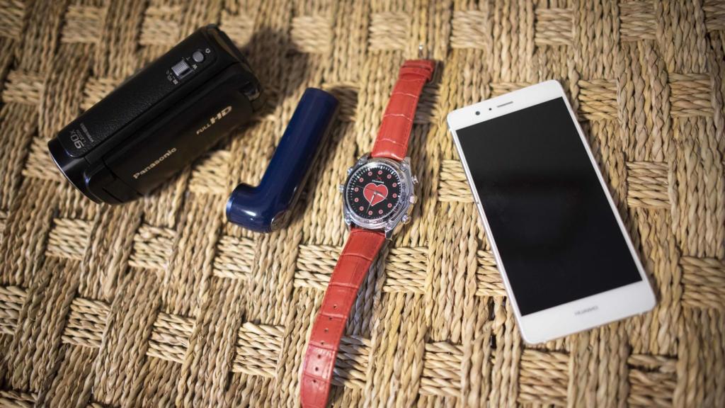 Los detectives usan cámaras que controlan mediante aplicaciones instaladas en teléfonos móviles. También otras que vienen ocultas en relojes o en artefactos con forma de inhaladores.
