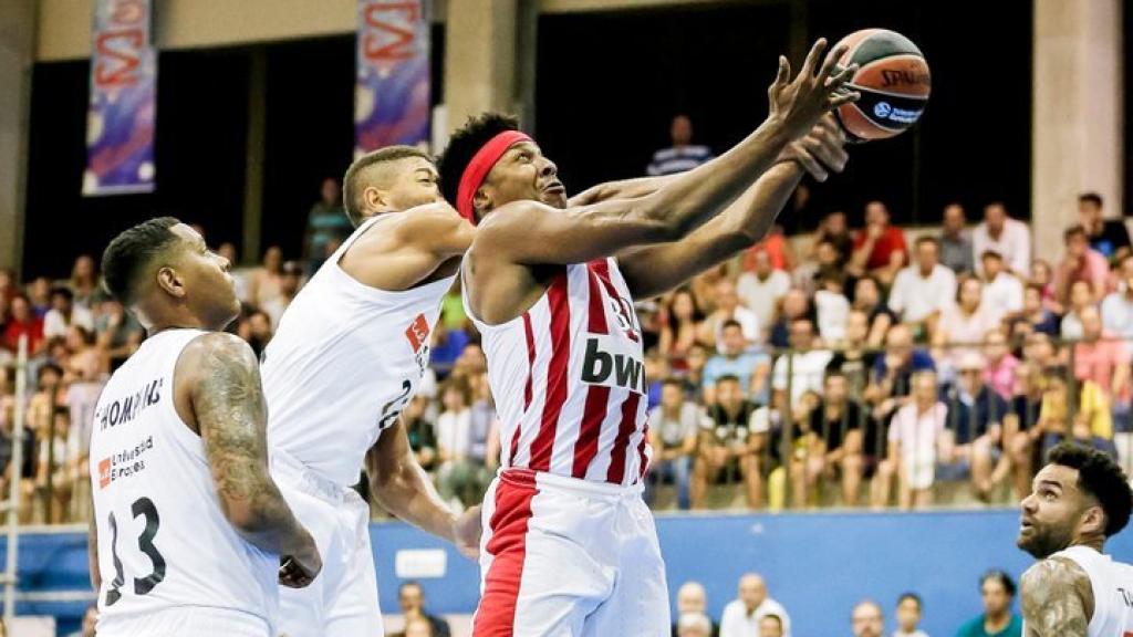 Disputa de un balón en el Real Madrid - Olympiacos. Foto: Twitter (@olympiacosbc)