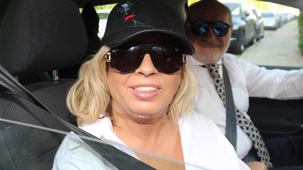 Carmen Borrego atendiendo a la prensa a la salida de la frutería.