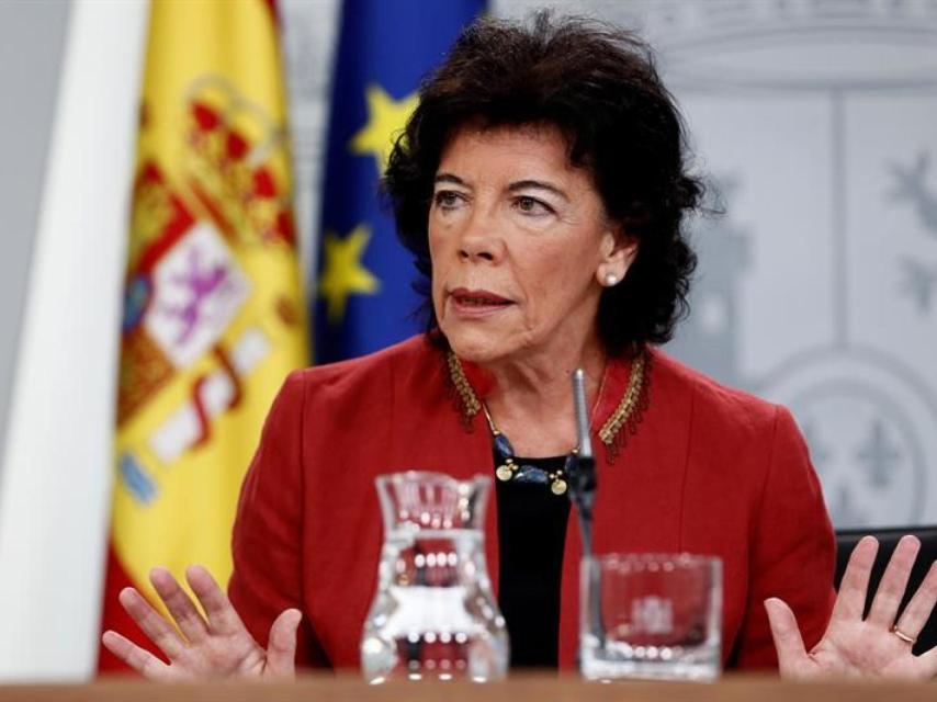 La portavoz del Gobierno, Isabel Celaá, durante su rueda de prensa de ayer sábado.