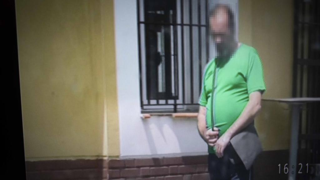 Uno de los falsos enfermos descubiertos por detectives en la provincia de Cádiz. Pese a decir que no tenía movilidad ni fuerza en uno de sus brazos, se le vio trabajando en un taller ilegal como mecánico de coches.