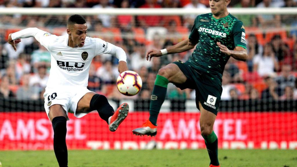 Rodrigo, jugador del Valencia, ante el Betis