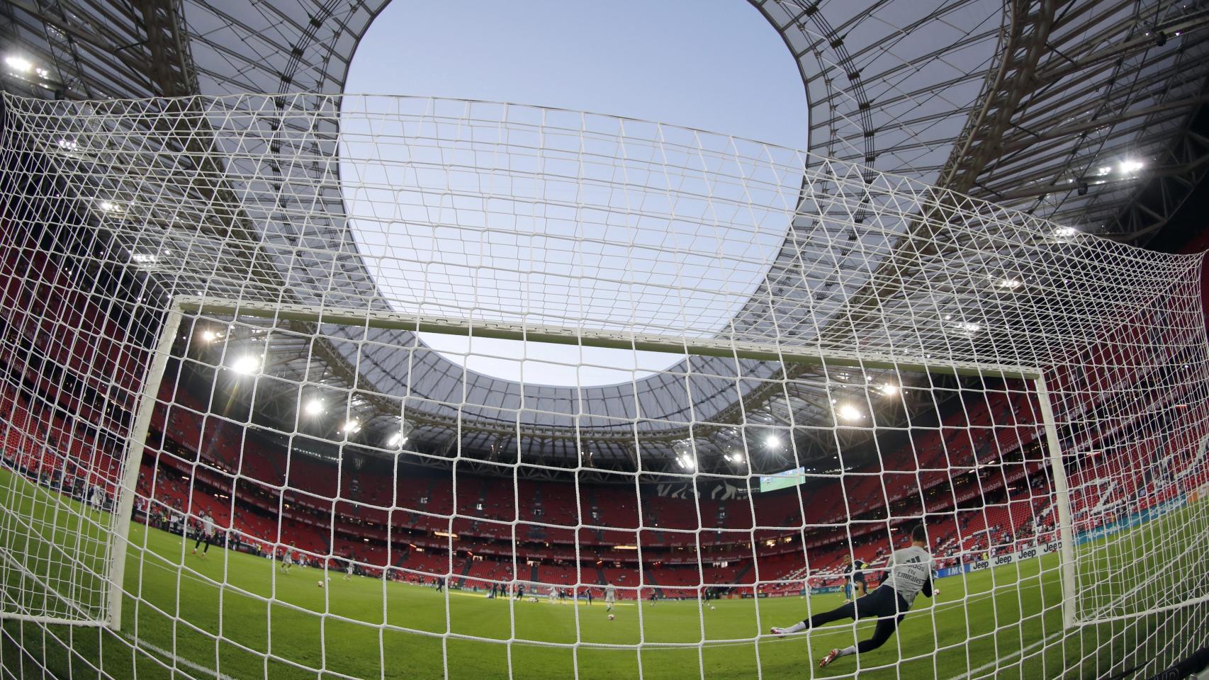 Courtois, calienta sobre el césped de San Mamés