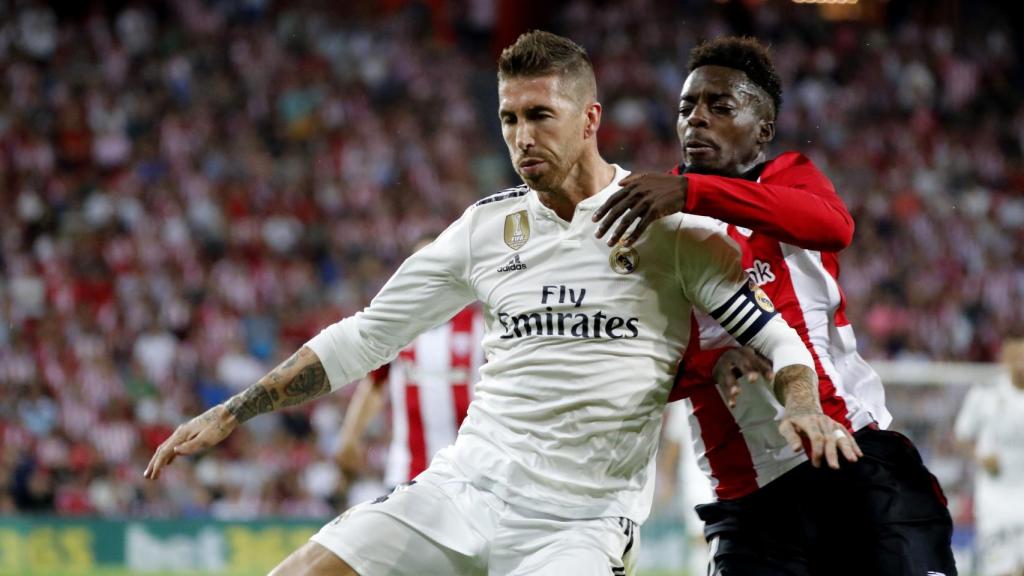 Sergio Ramos, defendido por un jugador del Athletic