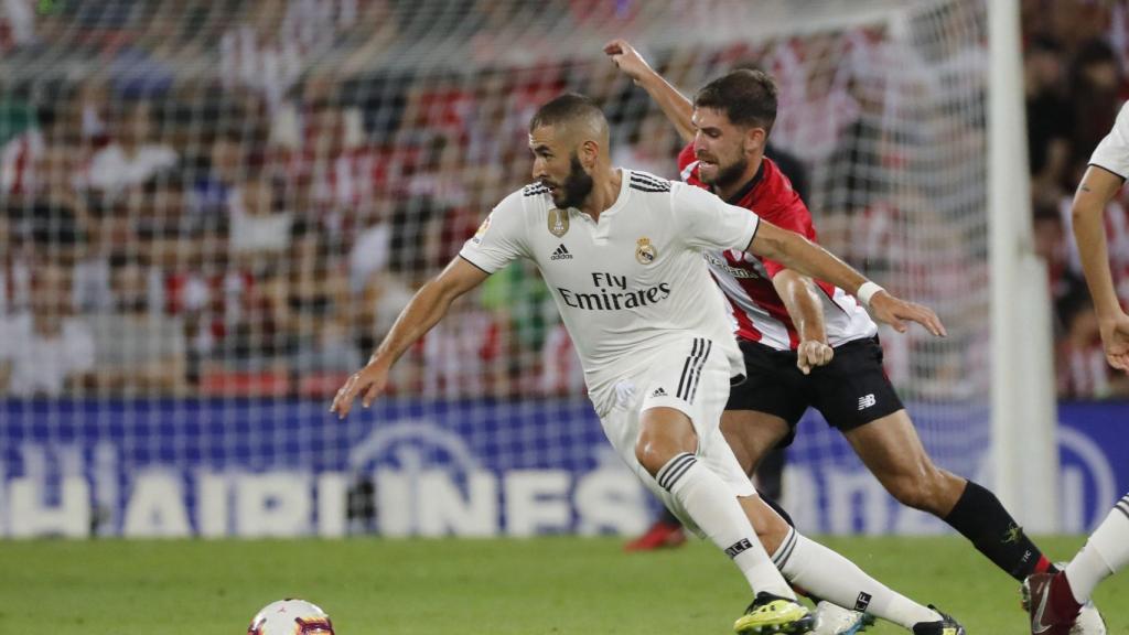 Benzema, protegiendo un balón