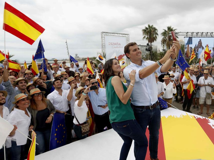 Arrimadas y Rivera, haciéndose un 'selfie' a la finalización del evento.