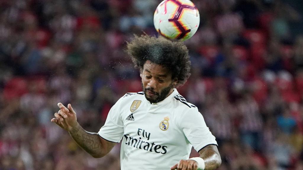 Marcelo remata un balón con la cabez