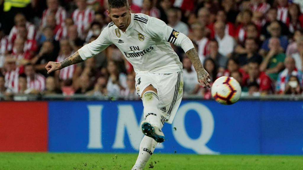 Sergio Ramos disparando una falta desde fuera del área