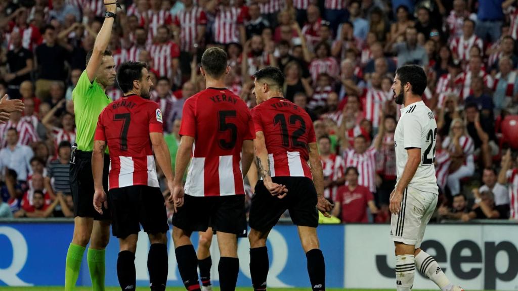 González González amonesta a un jugador