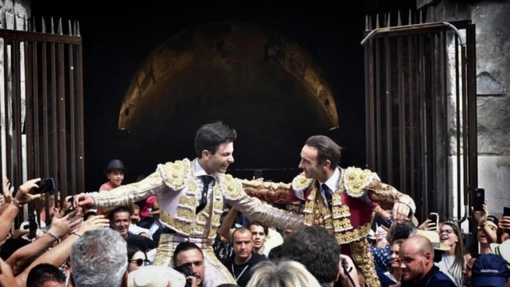 Toñete, junto a Ponce, sale por la puerta grande de Nimes.