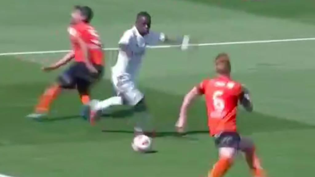 La última maravilla de Vinicius: la jugada antológica que acabó en el larguero