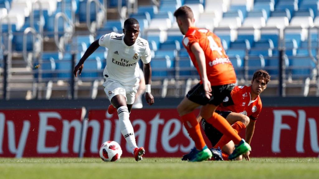 Vinicius supera a un rival