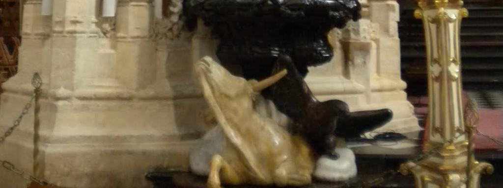 Escultura del famoso buey de la Mezquita.