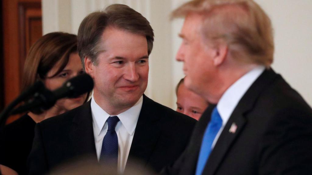 El juez Brett Kavanaugh, junto a Donald Trump, en la Casa Blanca.