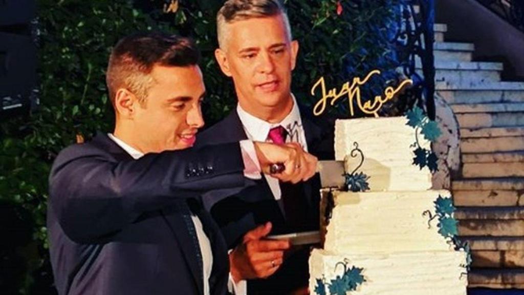 Juan y Nano partiendo la tarta tras la ceremonia.
