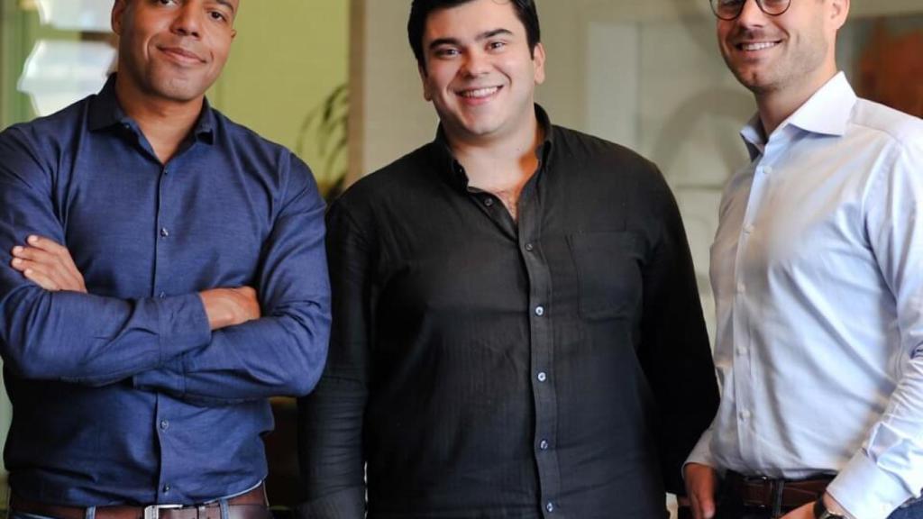 Adeyemi Ajao (izquierda) junto con sus socios Rexhi Dollaku (centro) y TJ Nahigian (derecha).