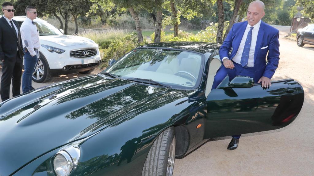 Kiko Matamoros subiéndose a su caro coche.