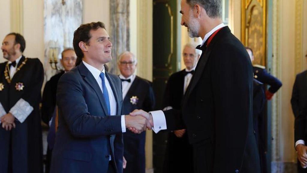 Rivera saluda al rey durante un acto protocolario.